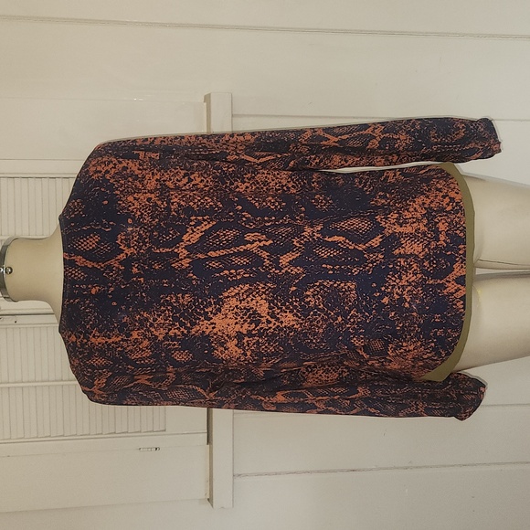 CABI SNAKESKIN PRINT BLOUSE  MEDIUM - Picture 4 of 6